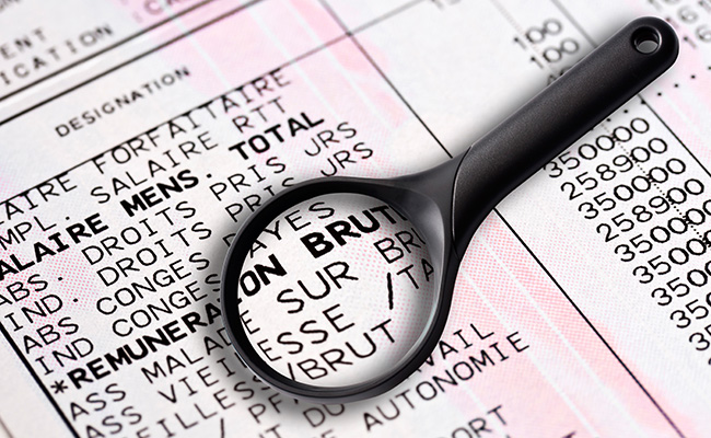 Fiche de salaire et loupe