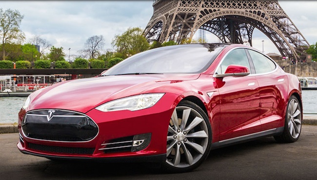 Une voiture électrique du constructeur Tesla.