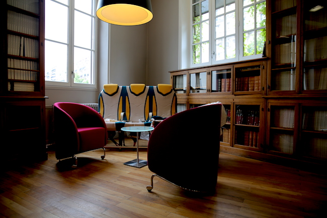 L'ancienne bibliothèque du bâtiment a été restaurée en salle de réunion et de conférence