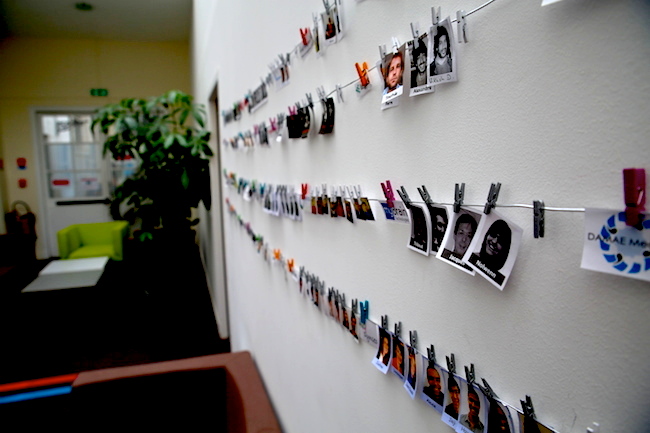 Les photos des anciens entrepreneurs de l'incubateur sont épinglées sur un mur