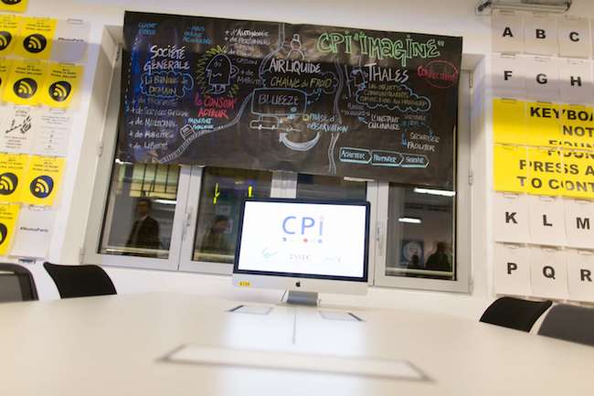 Une zone de l'espace de coworking du NUMA le jour de son inauguration en novembre 2013. Les grandes entreprises peuvent y prendre pieds pour soutenir différentes activités des startups, comme Google et son studio vidéo.