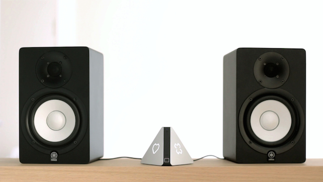 L'objet connecté Prizm développé par Ubithings, placé entre deux enceintes