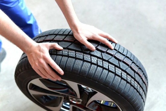 Reifenwechsel in einer KFZ Werkstatt // Tire change by mechanic